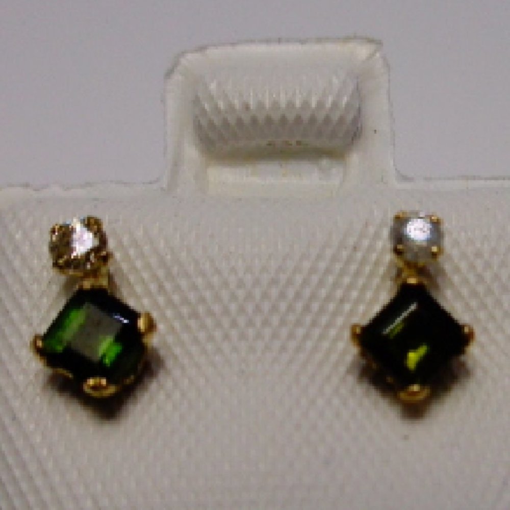 Green tourmaline (0.44) diamonds(0.06) 10k gold